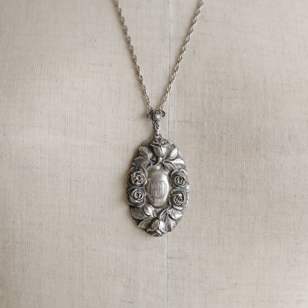 C.1900｜"EO" Monogram Rosette Necklace
