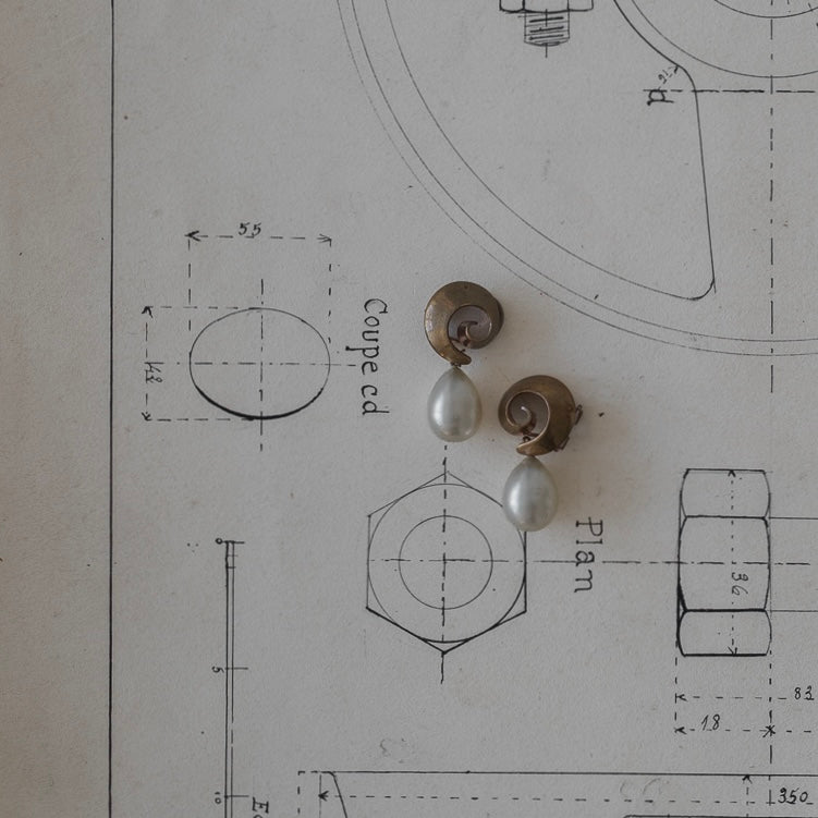 C.1950-｜Fench Clip-On Earrings – Swirl & Faux Pearl