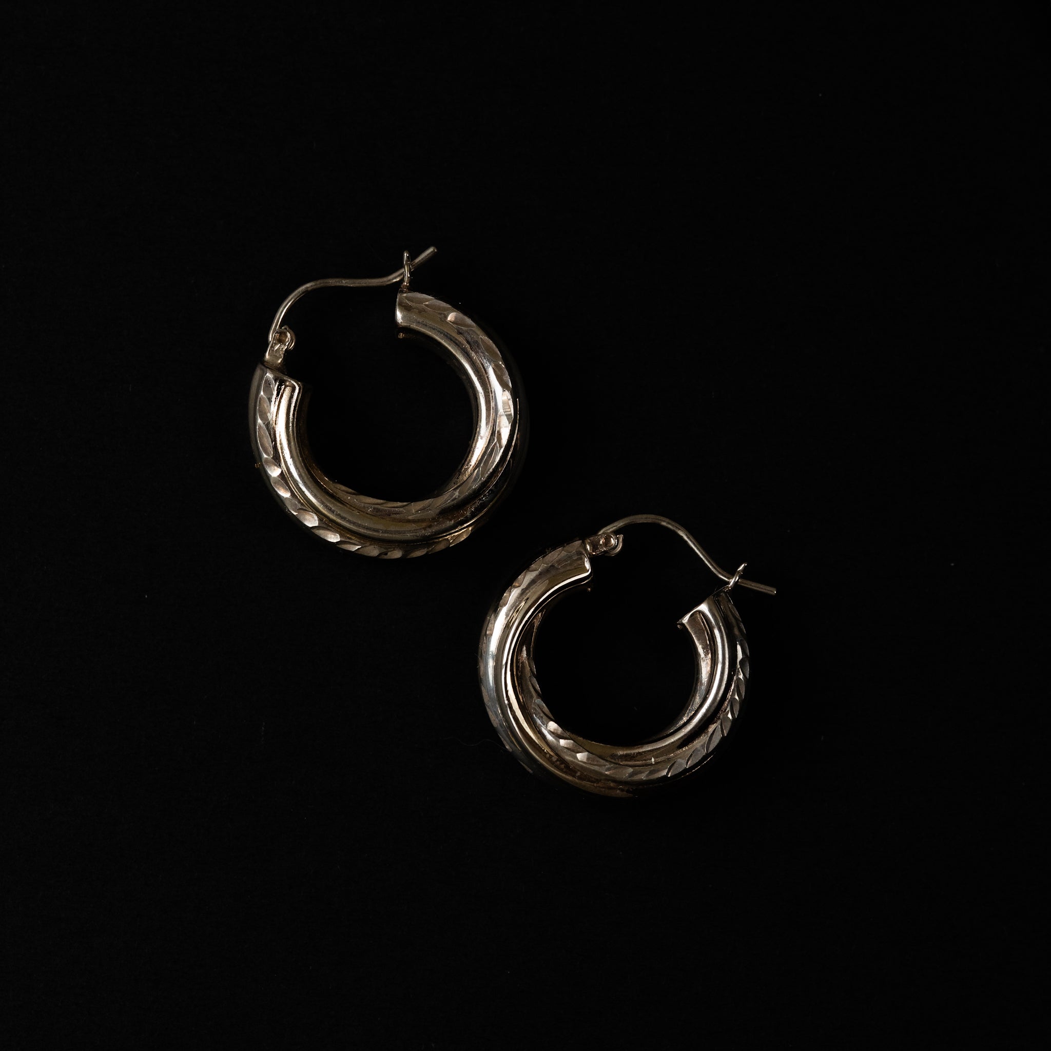シルバー ツウィステッド フープピアス